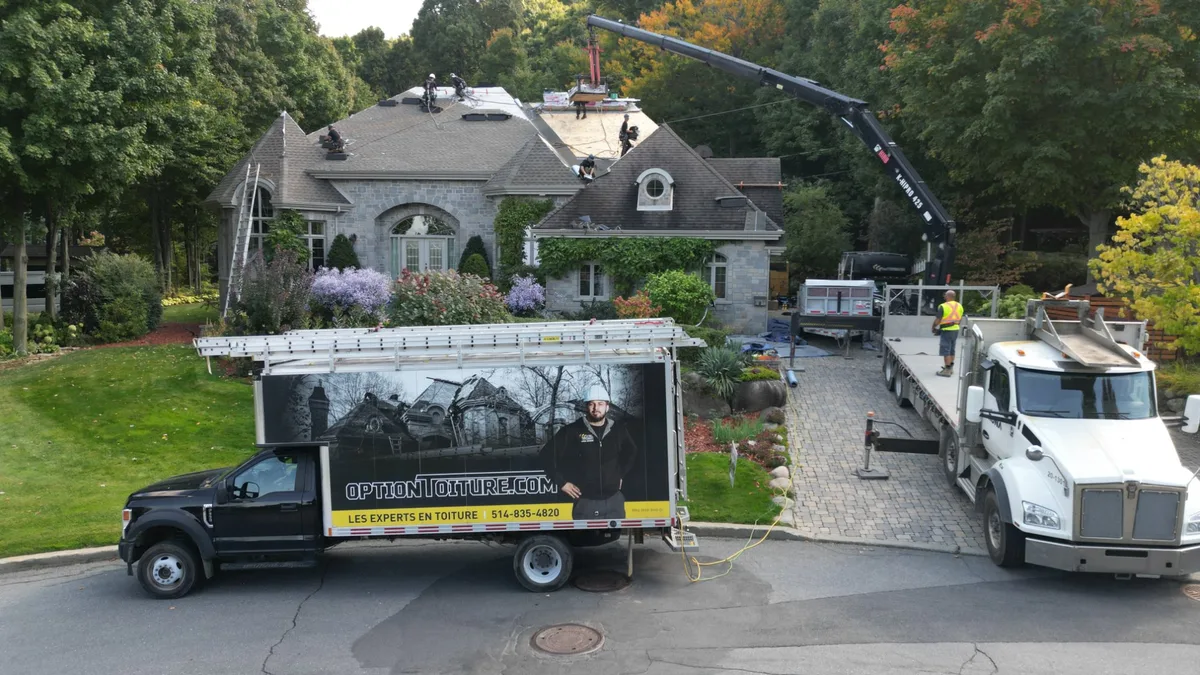 Équipe Option Toiture au travail